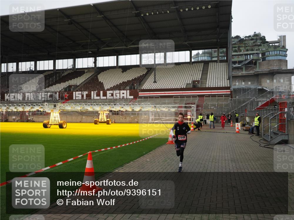 07.12.2025 - St. Pauli X-Mass-Run No. 15 Fabian Wolf http://msf.ph/oto/9396151 07.12.2025 10:36:21 Ziel 2948, 3089 meine-sportfotos.de
