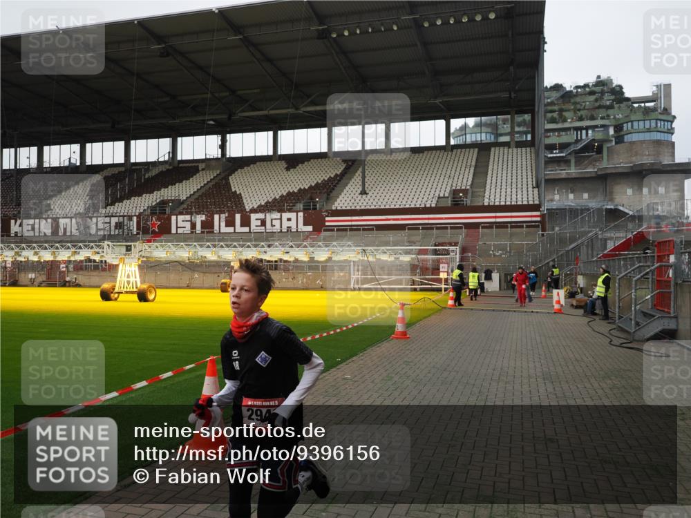 07.12.2025 - St. Pauli X-Mass-Run No. 15 Fabian Wolf http://msf.ph/oto/9396156 07.12.2025 10:36:22 Ziel 2948, 3089 meine-sportfotos.de