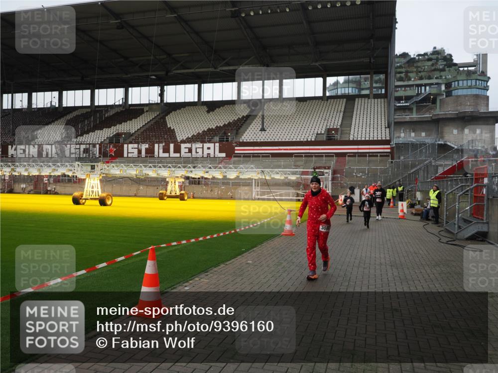 07.12.2025 - St. Pauli X-Mass-Run No. 15 Fabian Wolf http://msf.ph/oto/9396160 07.12.2025 10:36:29 Ziel 2948, 3089, 4200, 4591, 4599 meine-sportfotos.de