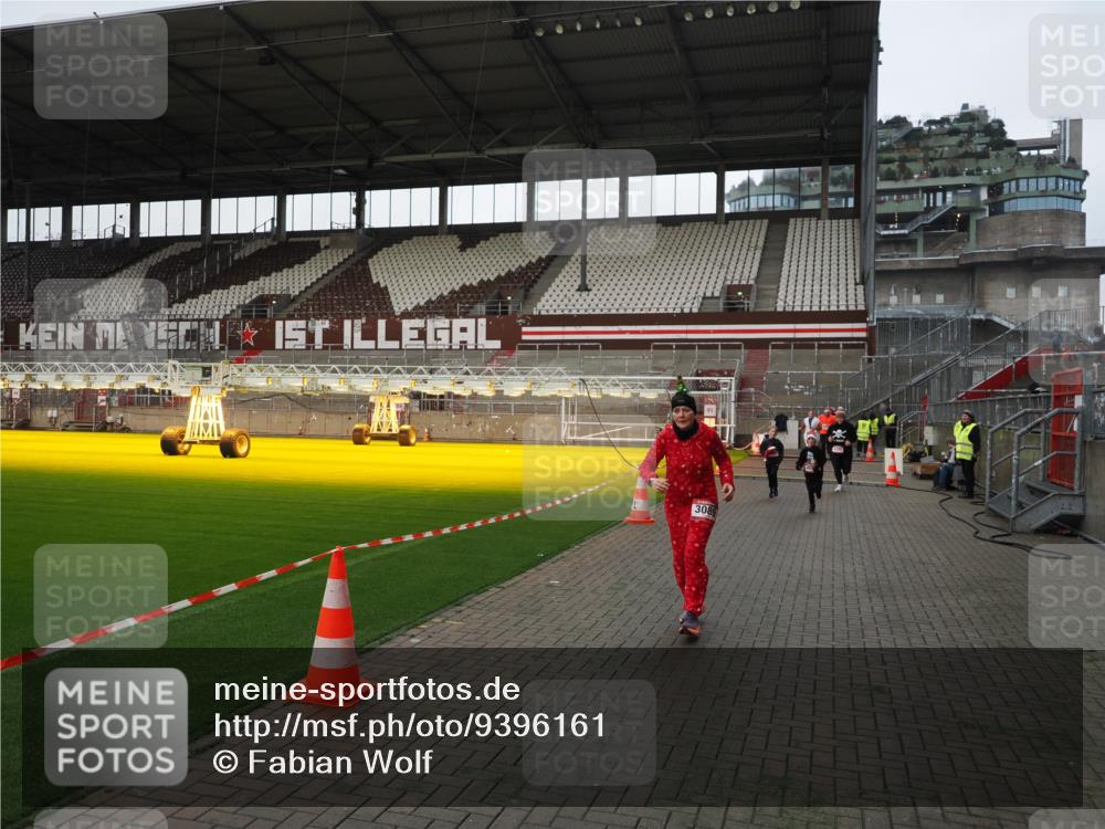 07.12.2025 - St. Pauli X-Mass-Run No. 15 Fabian Wolf http://msf.ph/oto/9396161 07.12.2025 10:36:29 Ziel 2948, 3089, 4200, 4591, 4599 meine-sportfotos.de