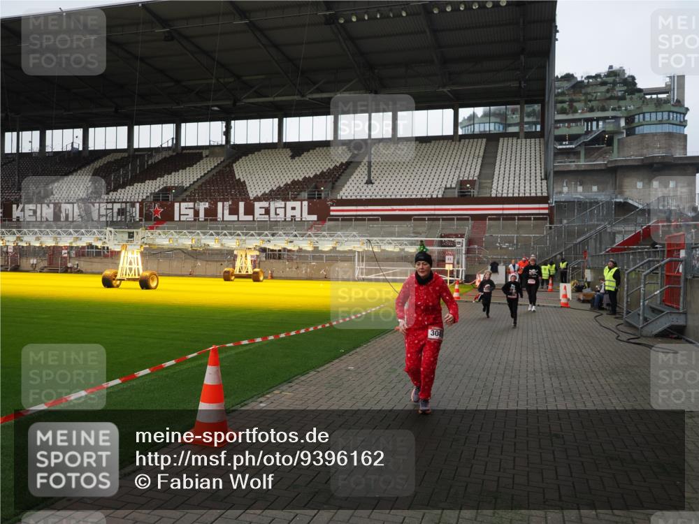 07.12.2025 - St. Pauli X-Mass-Run No. 15 Fabian Wolf http://msf.ph/oto/9396162 07.12.2025 10:36:29 Ziel 2948, 3089, 4200, 4591, 4599 meine-sportfotos.de
