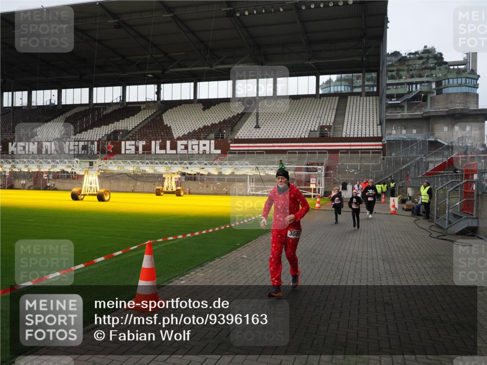 07.12.2025 - St. Pauli X-Mass-Run No. 15 Fabian Wolf http://msf.ph/oto/9396163 07.12.2025 10:36:29 Ziel 2948, 3089, 4200, 4591, 4599 meine-sportfotos.de