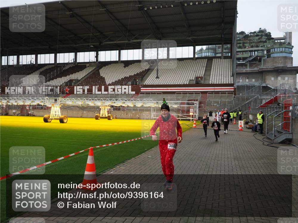 07.12.2025 - St. Pauli X-Mass-Run No. 15 Fabian Wolf http://msf.ph/oto/9396164 07.12.2025 10:36:30 Ziel 2948, 3089, 3382, 4200, 4591, 4599 meine-sportfotos.de