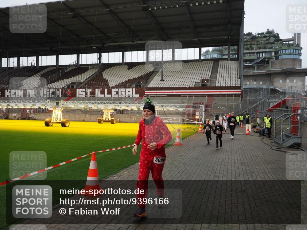 07.12.2025 - St. Pauli X-Mass-Run No. 15 Fabian Wolf http://msf.ph/oto/9396166 07.12.2025 10:36:30 Ziel 2948, 3089, 3382, 4200, 4591, 4599 meine-sportfotos.de