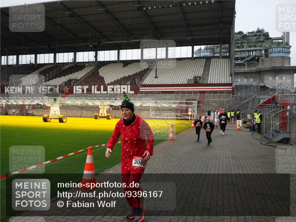07.12.2025 - St. Pauli X-Mass-Run No. 15 Fabian Wolf http://msf.ph/oto/9396167 07.12.2025 10:36:30 Ziel 2948, 3089, 3382, 4200, 4591, 4599 meine-sportfotos.de