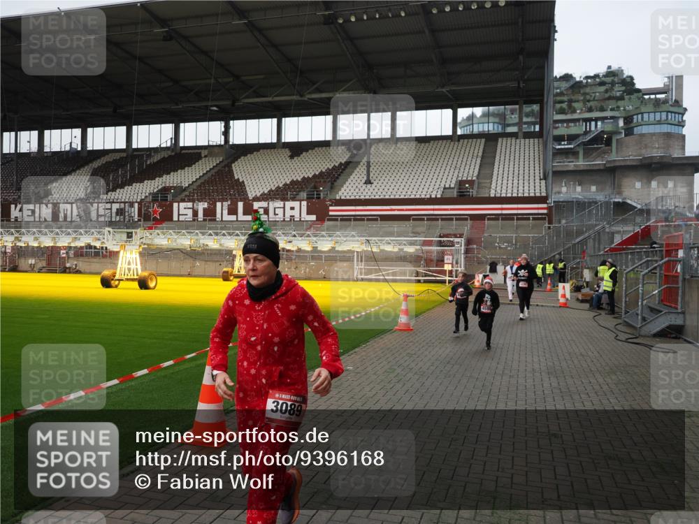 07.12.2025 - St. Pauli X-Mass-Run No. 15 Fabian Wolf http://msf.ph/oto/9396168 07.12.2025 10:36:30 Ziel 2948, 3089, 3382, 4200, 4591, 4599 meine-sportfotos.de