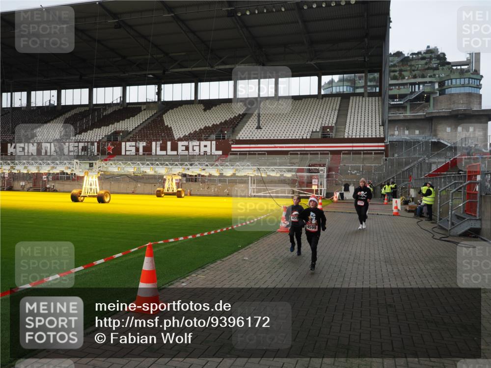 07.12.2025 - St. Pauli X-Mass-Run No. 15 Fabian Wolf http://msf.ph/oto/9396172 07.12.2025 10:36:31 Ziel 2948, 3089, 3382, 4200, 4591, 4597, 4599 meine-sportfotos.de