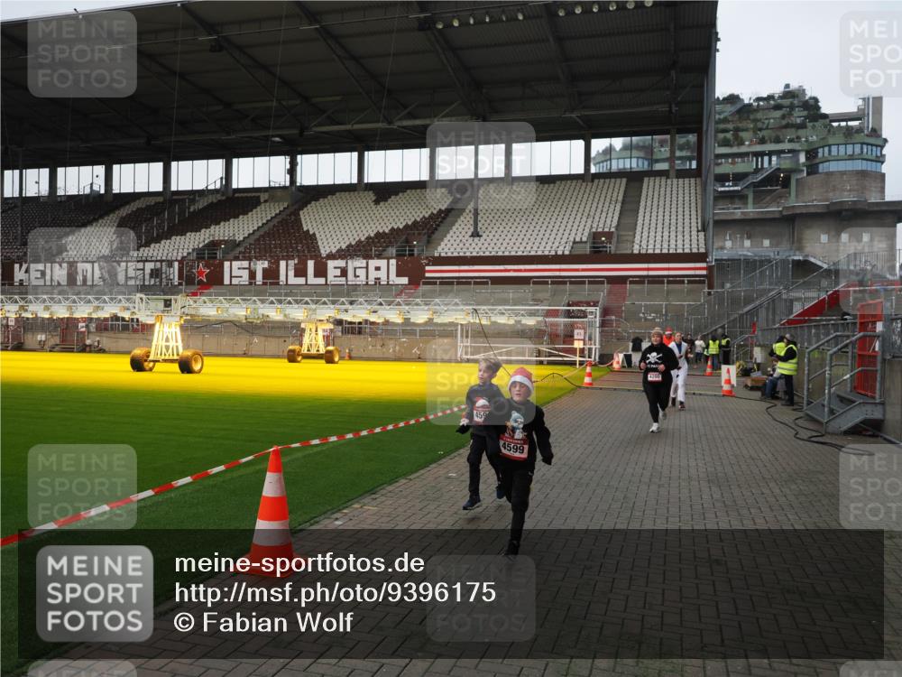 07.12.2025 - St. Pauli X-Mass-Run No. 15 Fabian Wolf http://msf.ph/oto/9396175 07.12.2025 10:36:32 Ziel 2948, 3089, 3382, 4200, 4591, 4597, 4599 meine-sportfotos.de