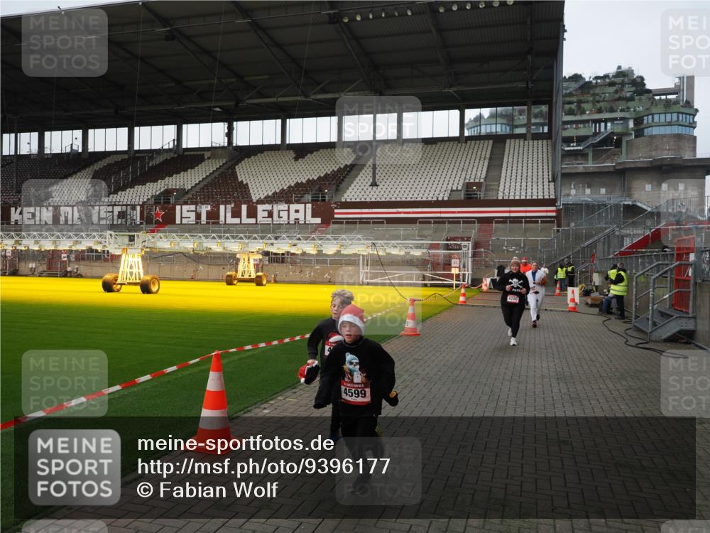 07.12.2025 - St. Pauli X-Mass-Run No. 15 Fabian Wolf http://msf.ph/oto/9396177 07.12.2025 10:36:32 Ziel 2948, 3089, 3382, 4200, 4591, 4597, 4599 meine-sportfotos.de