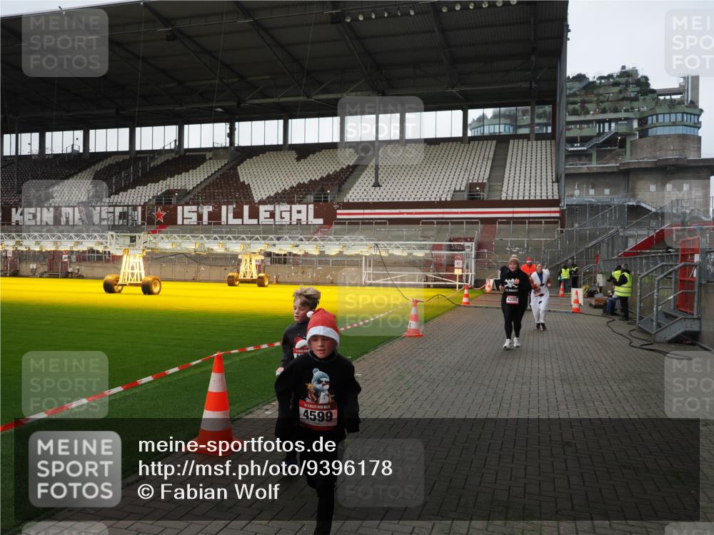 07.12.2025 - St. Pauli X-Mass-Run No. 15 Fabian Wolf http://msf.ph/oto/9396178 07.12.2025 10:36:33 Ziel 2948, 3089, 3382, 4200, 4591, 4597, 4599 meine-sportfotos.de