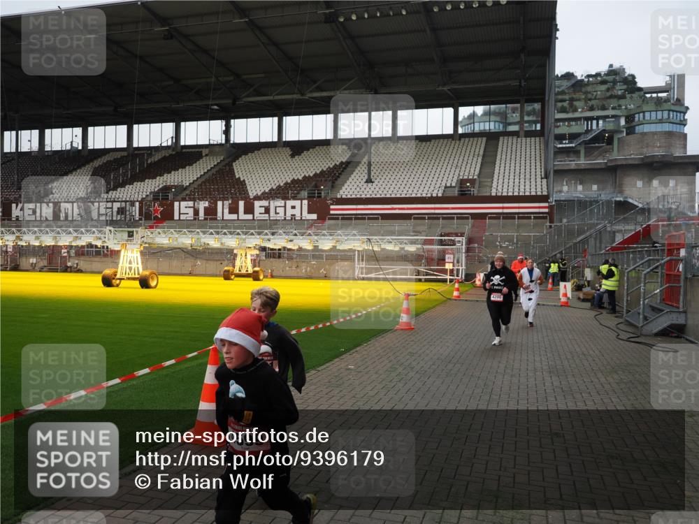 07.12.2025 - St. Pauli X-Mass-Run No. 15 Fabian Wolf http://msf.ph/oto/9396179 07.12.2025 10:36:33 Ziel 2948, 3089, 3382, 4200, 4591, 4597, 4599 meine-sportfotos.de