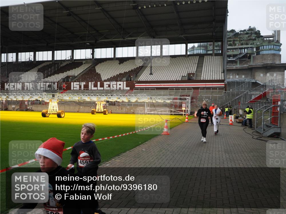 07.12.2025 - St. Pauli X-Mass-Run No. 15 Fabian Wolf http://msf.ph/oto/9396180 07.12.2025 10:36:33 Ziel 2948, 3089, 3382, 4200, 4591, 4597, 4599 meine-sportfotos.de