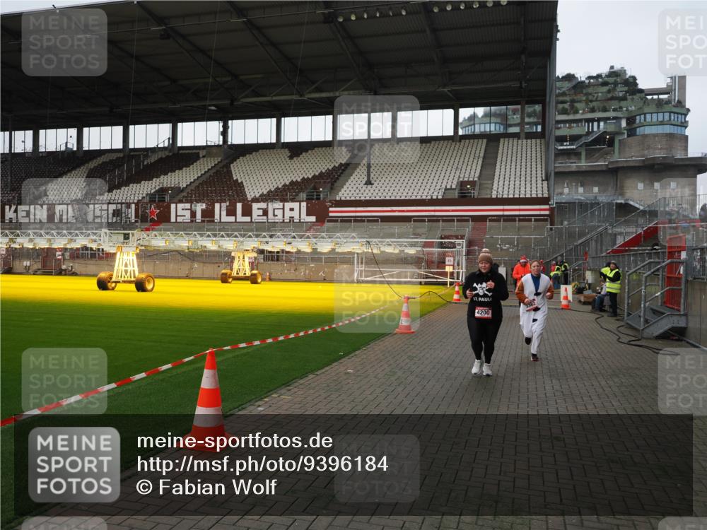 07.12.2025 - St. Pauli X-Mass-Run No. 15 Fabian Wolf http://msf.ph/oto/9396184 07.12.2025 10:36:34 Ziel 2948, 3089, 3382, 4200, 4591, 4597, 4599 meine-sportfotos.de