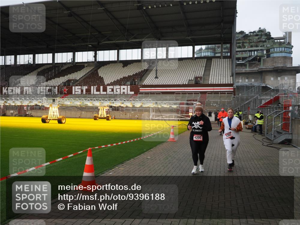07.12.2025 - St. Pauli X-Mass-Run No. 15 Fabian Wolf http://msf.ph/oto/9396188 07.12.2025 10:36:35 Ziel 717, 2948, 3089, 3382, 4200, 4591, 4597, 4599 meine-sportfotos.de