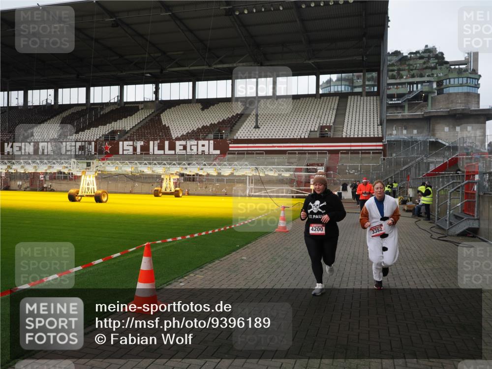 07.12.2025 - St. Pauli X-Mass-Run No. 15 Fabian Wolf http://msf.ph/oto/9396189 07.12.2025 10:36:35 Ziel 717, 2948, 3089, 3382, 4200, 4591, 4597, 4599 meine-sportfotos.de