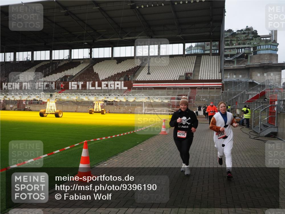 07.12.2025 - St. Pauli X-Mass-Run No. 15 Fabian Wolf http://msf.ph/oto/9396190 07.12.2025 10:36:35 Ziel 717, 2948, 3089, 3382, 4200, 4591, 4597, 4599 meine-sportfotos.de