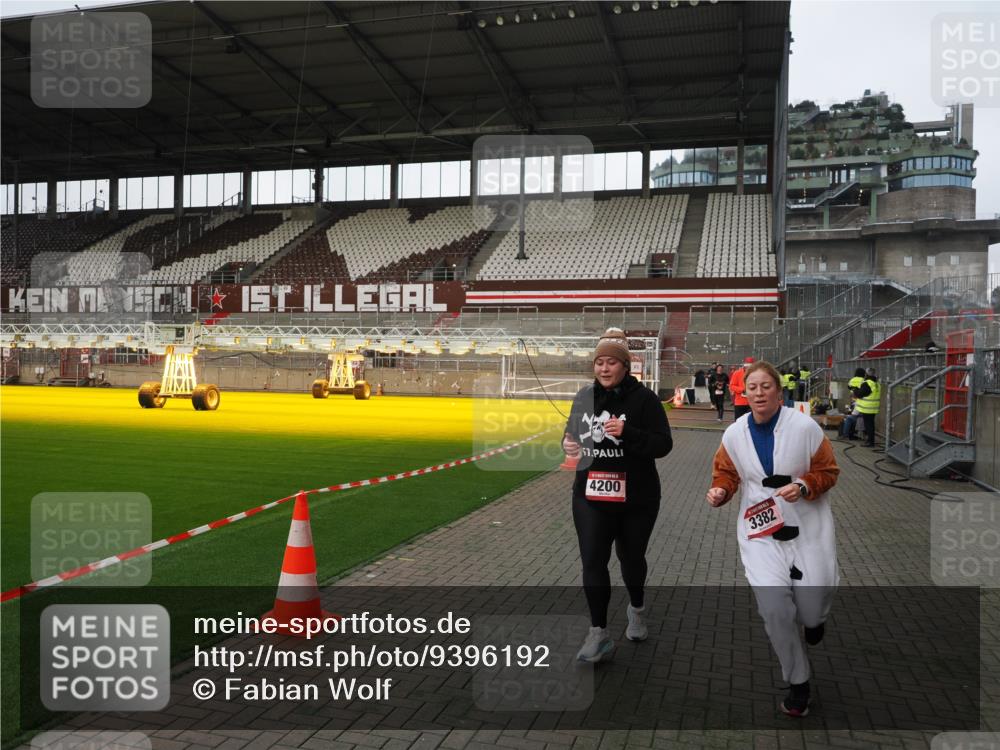 07.12.2025 - St. Pauli X-Mass-Run No. 15 Fabian Wolf http://msf.ph/oto/9396192 07.12.2025 10:36:36 Ziel 717, 833, 2948, 3089, 3382, 4200, 4591, 4597, 4599 meine-sportfotos.de