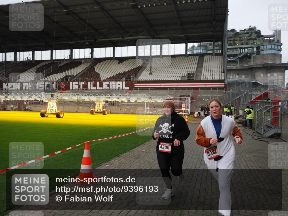 07.12.2025 - St. Pauli X-Mass-Run No. 15 Fabian Wolf http://msf.ph/oto/9396193 07.12.2025 10:36:36 Ziel 717, 833, 2948, 3089, 3382, 4200, 4591, 4597, 4599 meine-sportfotos.de