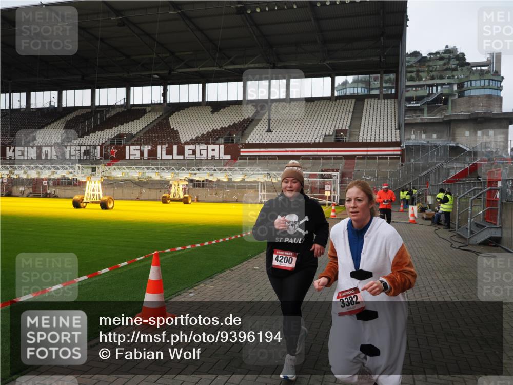 07.12.2025 - St. Pauli X-Mass-Run No. 15 Fabian Wolf http://msf.ph/oto/9396194 07.12.2025 10:36:36 Ziel 717, 833, 2948, 3089, 3382, 4200, 4591, 4597, 4599 meine-sportfotos.de
