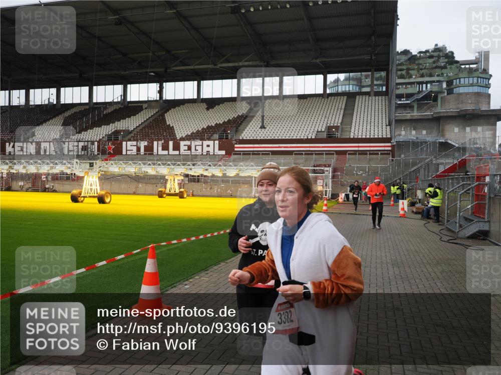 07.12.2025 - St. Pauli X-Mass-Run No. 15 Fabian Wolf http://msf.ph/oto/9396195 07.12.2025 10:36:36 Ziel 717, 833, 2948, 3089, 3382, 4200, 4591, 4597, 4599 meine-sportfotos.de