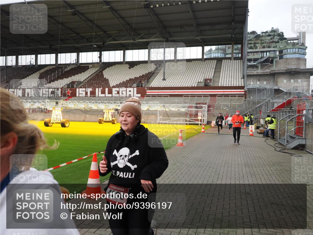 07.12.2025 - St. Pauli X-Mass-Run No. 15 Fabian Wolf http://msf.ph/oto/9396197 07.12.2025 10:36:37 Ziel 511, 717, 833, 2948, 3089, 3382, 4200, 4591, 4597, 4599 meine-sportfotos.de
