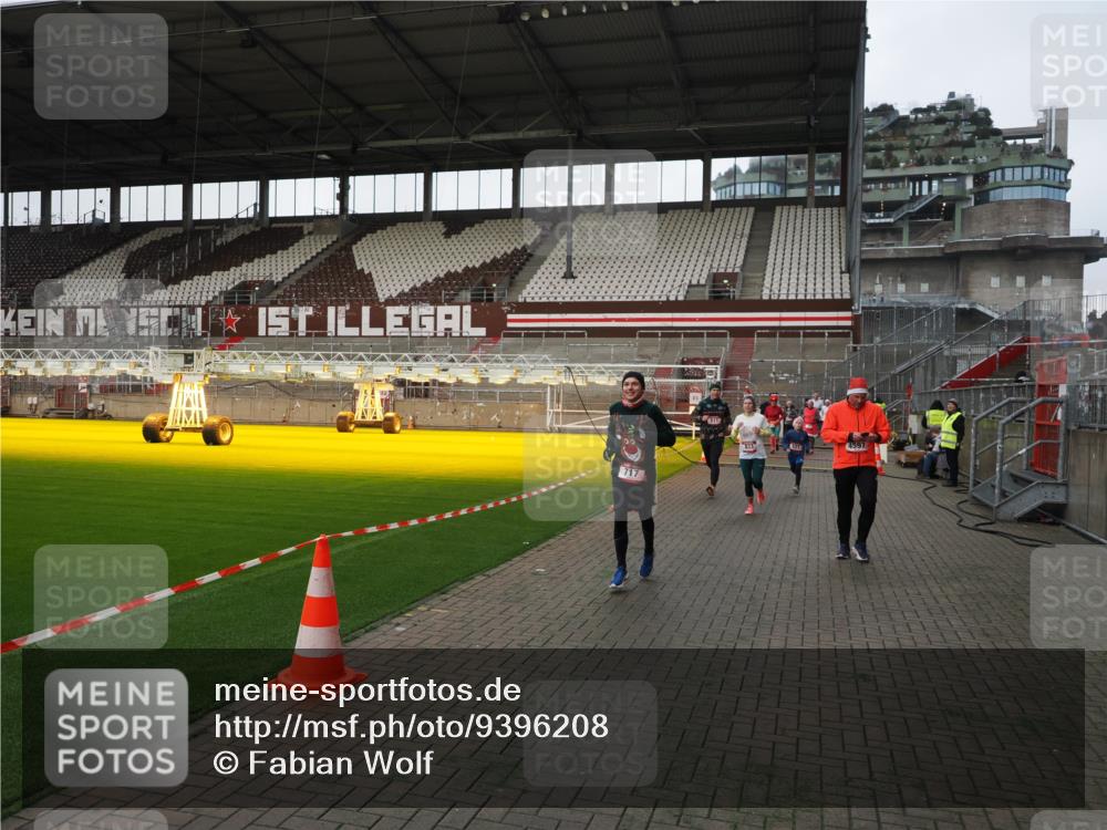 07.12.2025 - St. Pauli X-Mass-Run No. 15 Fabian Wolf http://msf.ph/oto/9396208 07.12.2025 10:36:40 Ziel 511, 521, 665, 717, 833, 3089, 3382, 4200, 4591, 4597, 4599 meine-sportfotos.de