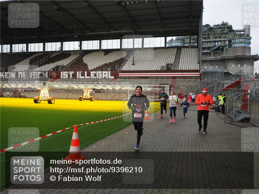 07.12.2025 - St. Pauli X-Mass-Run No. 15 Fabian Wolf http://msf.ph/oto/9396210 07.12.2025 10:36:41 Ziel 37, 511, 521, 665, 717, 833, 3089, 3382, 4200, 4591, 4597, 4599 meine-sportfotos.de