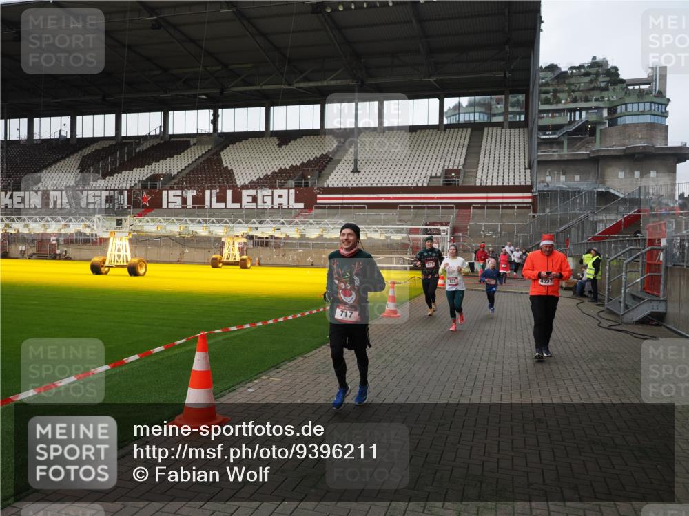 07.12.2025 - St. Pauli X-Mass-Run No. 15 Fabian Wolf http://msf.ph/oto/9396211 07.12.2025 10:36:41 Ziel 37, 511, 521, 665, 717, 833, 3089, 3382, 4200, 4591, 4597, 4599 meine-sportfotos.de