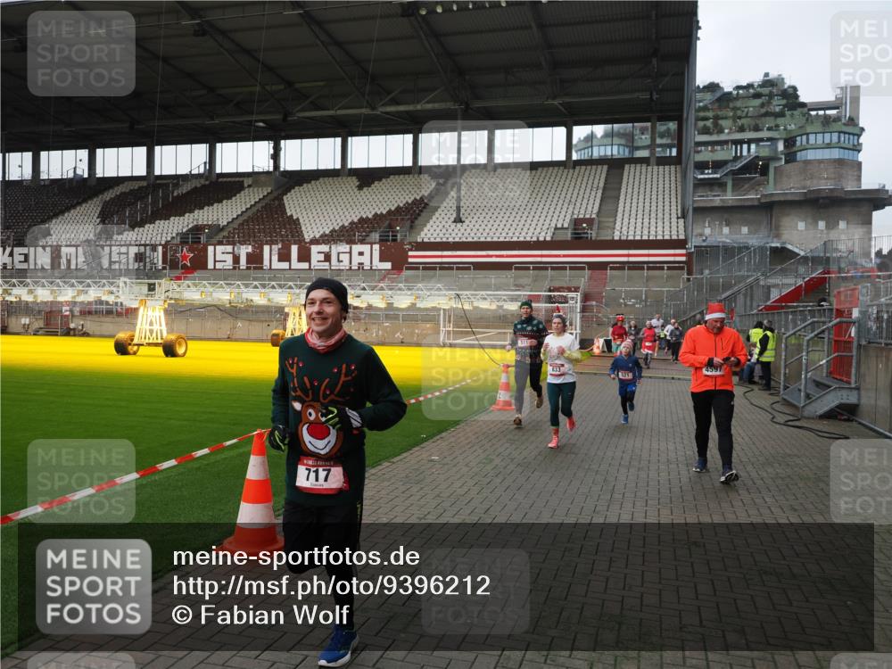 07.12.2025 - St. Pauli X-Mass-Run No. 15 Fabian Wolf http://msf.ph/oto/9396212 07.12.2025 10:36:41 Ziel 37, 511, 521, 665, 717, 833, 3089, 3382, 4200, 4591, 4597, 4599 meine-sportfotos.de
