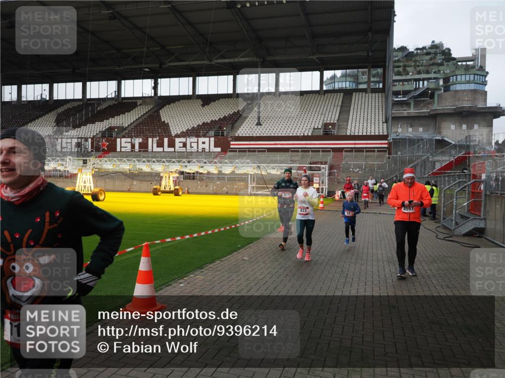 07.12.2025 - St. Pauli X-Mass-Run No. 15 Fabian Wolf http://msf.ph/oto/9396214 07.12.2025 10:36:42 Ziel 37, 511, 521, 665, 717, 833, 3382, 4200, 4591, 4597, 4599, 4691, 4693 meine-sportfotos.de