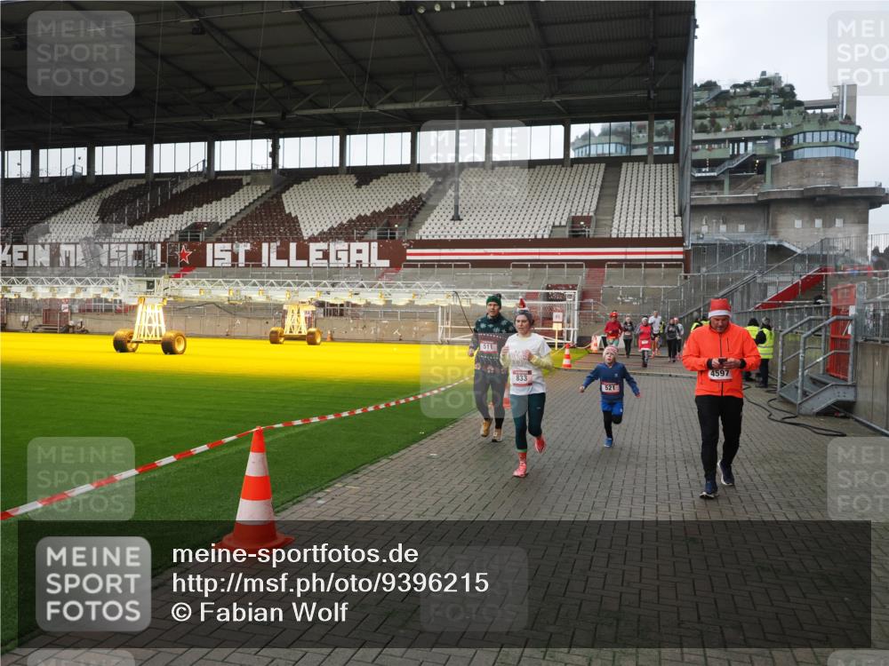 07.12.2025 - St. Pauli X-Mass-Run No. 15 Fabian Wolf http://msf.ph/oto/9396215 07.12.2025 10:36:42 Ziel 37, 511, 521, 665, 717, 833, 3382, 4200, 4591, 4597, 4599, 4691, 4693 meine-sportfotos.de