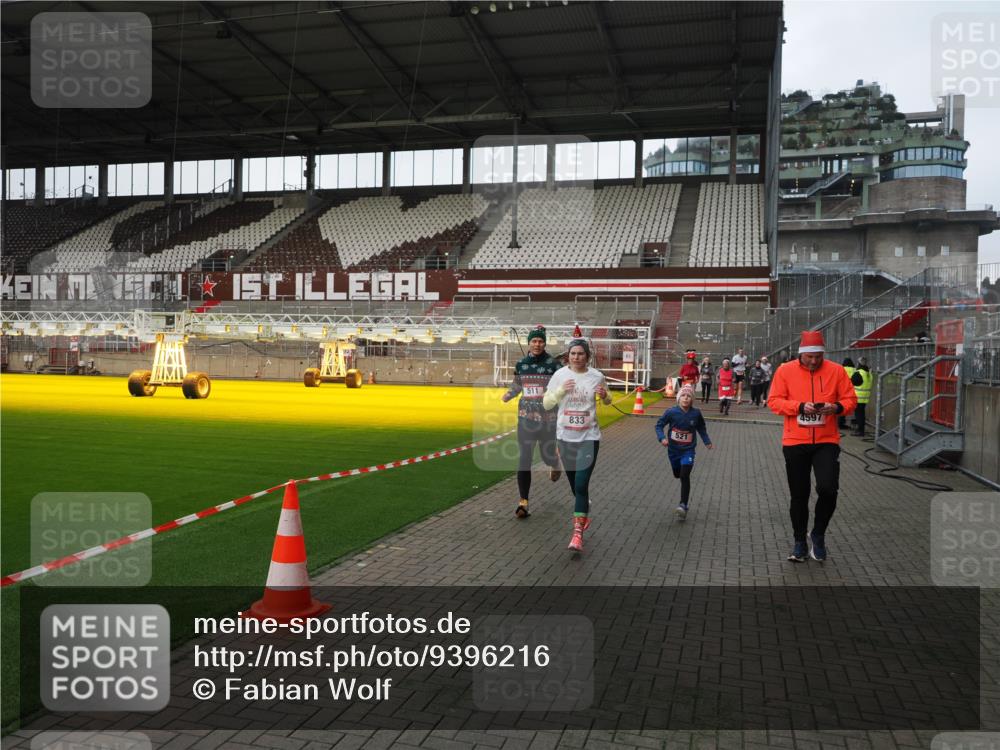 07.12.2025 - St. Pauli X-Mass-Run No. 15 Fabian Wolf http://msf.ph/oto/9396216 07.12.2025 10:36:42 Ziel 37, 511, 521, 665, 717, 833, 3382, 4200, 4591, 4597, 4599, 4691, 4693 meine-sportfotos.de