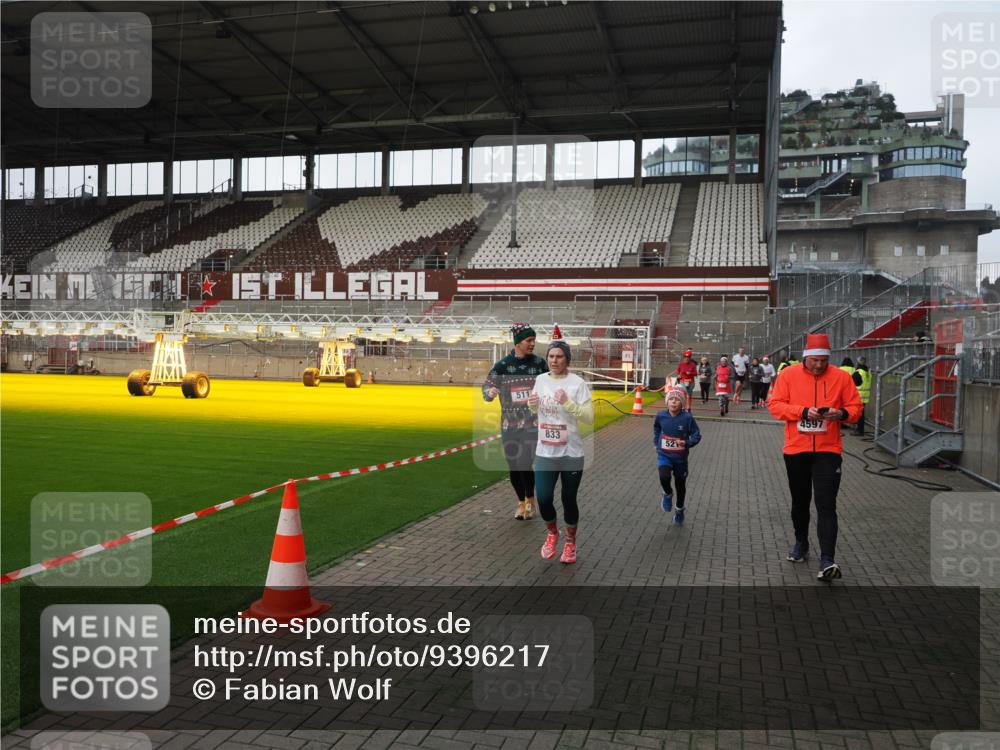 07.12.2025 - St. Pauli X-Mass-Run No. 15 Fabian Wolf http://msf.ph/oto/9396217 07.12.2025 10:36:42 Ziel 37, 511, 521, 665, 717, 833, 3382, 4200, 4591, 4597, 4599, 4691, 4693 meine-sportfotos.de