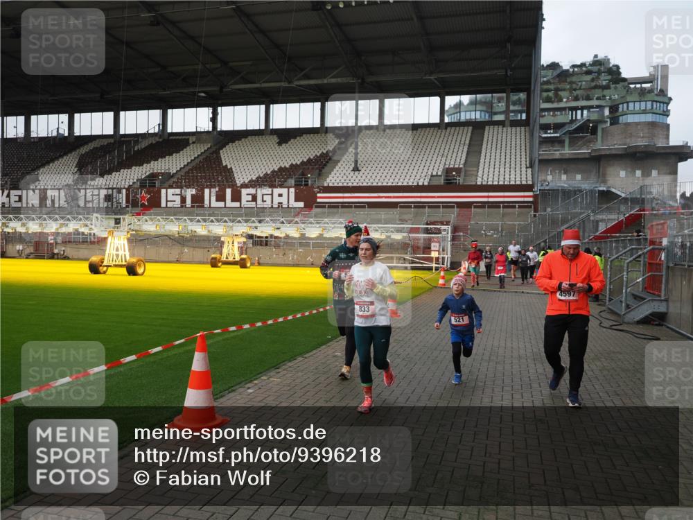 07.12.2025 - St. Pauli X-Mass-Run No. 15 Fabian Wolf http://msf.ph/oto/9396218 07.12.2025 10:36:43 Ziel 37, 511, 521, 665, 717, 833, 2615, 3382, 4200, 4591, 4597, 4599, 4690, 4691, 4693 meine-sportfotos.de