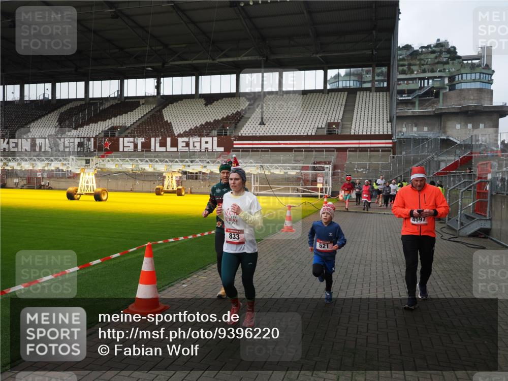 07.12.2025 - St. Pauli X-Mass-Run No. 15 Fabian Wolf http://msf.ph/oto/9396220 07.12.2025 10:36:43 Ziel 37, 511, 521, 665, 717, 833, 2615, 3382, 4200, 4591, 4597, 4599, 4690, 4691, 4693 meine-sportfotos.de