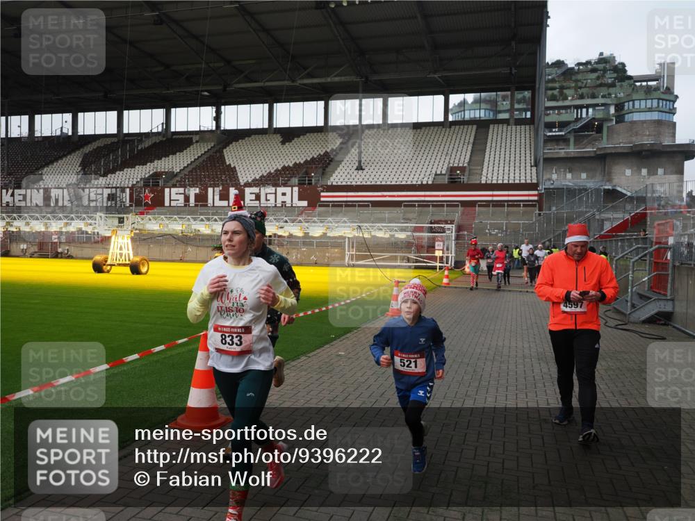 07.12.2025 - St. Pauli X-Mass-Run No. 15 Fabian Wolf http://msf.ph/oto/9396222 07.12.2025 10:36:43 Ziel 37, 511, 521, 665, 717, 833, 2615, 3382, 4200, 4591, 4597, 4599, 4690, 4691, 4693 meine-sportfotos.de