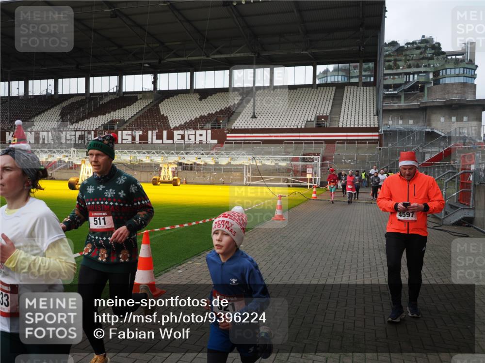 07.12.2025 - St. Pauli X-Mass-Run No. 15 Fabian Wolf http://msf.ph/oto/9396224 07.12.2025 10:36:44 Ziel 37, 511, 521, 665, 717, 833, 2615, 3056, 3382, 4200, 4591, 4597, 4599, 4690, 4691, 4693 meine-sportfotos.de