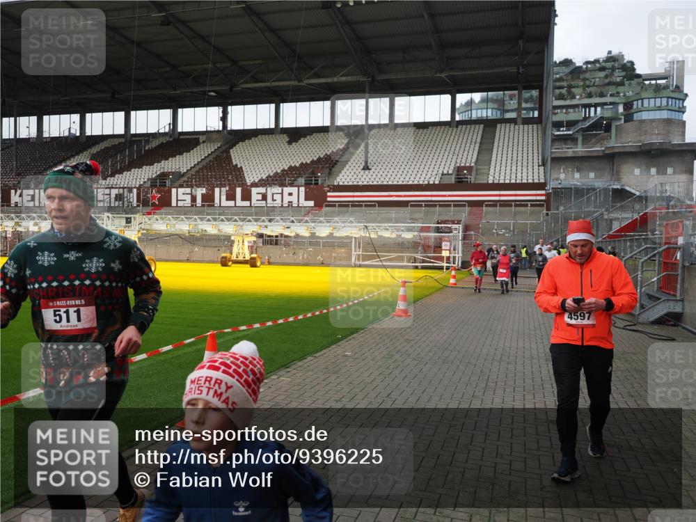 07.12.2025 - St. Pauli X-Mass-Run No. 15 Fabian Wolf http://msf.ph/oto/9396225 07.12.2025 10:36:44 Ziel 37, 511, 521, 665, 717, 833, 2615, 3056, 3382, 4200, 4591, 4597, 4599, 4690, 4691, 4693 meine-sportfotos.de