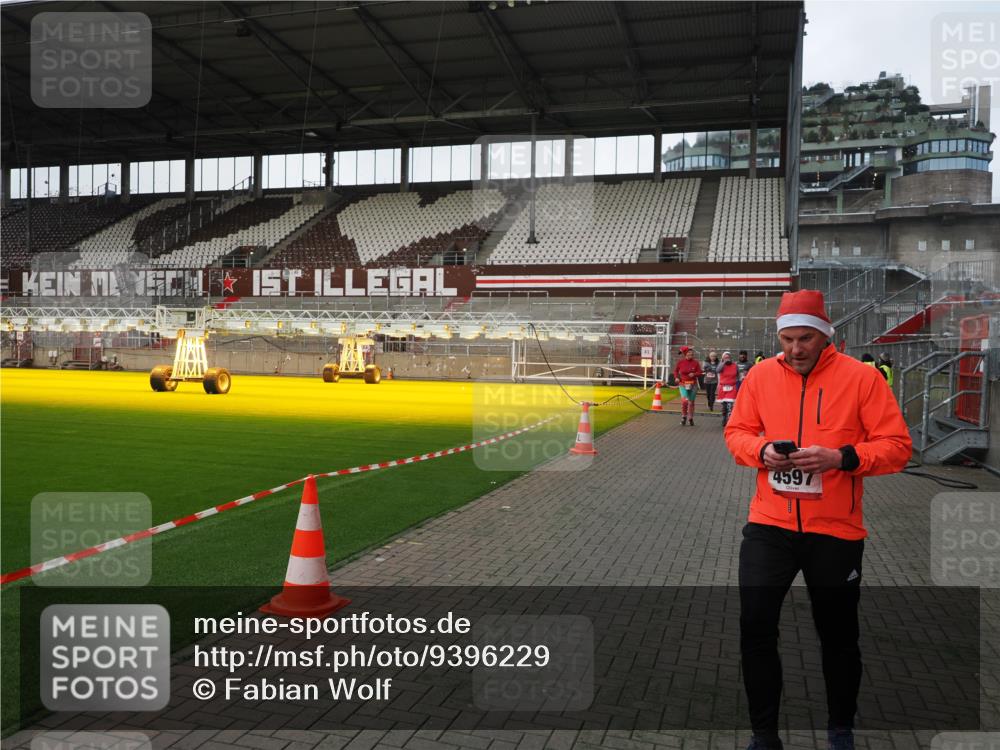 07.12.2025 - St. Pauli X-Mass-Run No. 15 Fabian Wolf http://msf.ph/oto/9396229 07.12.2025 10:36:45 Ziel 37, 511, 521, 665, 717, 833, 2615, 3056, 3382, 4200, 4591, 4597, 4599, 4690, 4691, 4693 meine-sportfotos.de