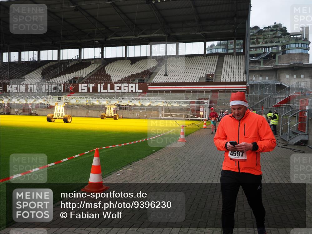 07.12.2025 - St. Pauli X-Mass-Run No. 15 Fabian Wolf http://msf.ph/oto/9396230 07.12.2025 10:36:45 Ziel 37, 511, 521, 665, 717, 833, 2615, 3056, 3382, 4200, 4591, 4597, 4599, 4690, 4691, 4693 meine-sportfotos.de