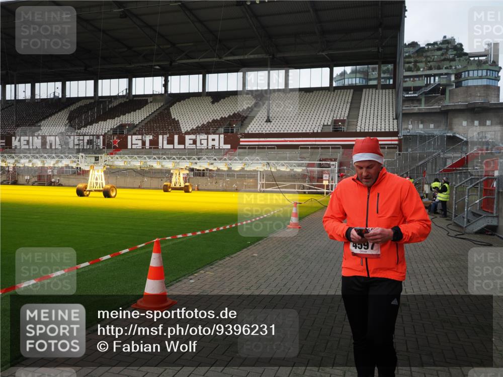 07.12.2025 - St. Pauli X-Mass-Run No. 15 Fabian Wolf http://msf.ph/oto/9396231 07.12.2025 10:36:45 Ziel 37, 511, 521, 665, 717, 833, 2615, 3056, 3382, 4200, 4591, 4597, 4599, 4690, 4691, 4693 meine-sportfotos.de