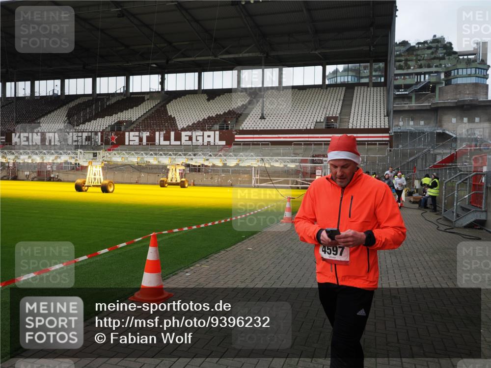 07.12.2025 - St. Pauli X-Mass-Run No. 15 Fabian Wolf http://msf.ph/oto/9396232 07.12.2025 10:36:45 Ziel 37, 511, 521, 665, 717, 833, 2615, 3056, 3382, 4200, 4591, 4597, 4599, 4690, 4691, 4693 meine-sportfotos.de