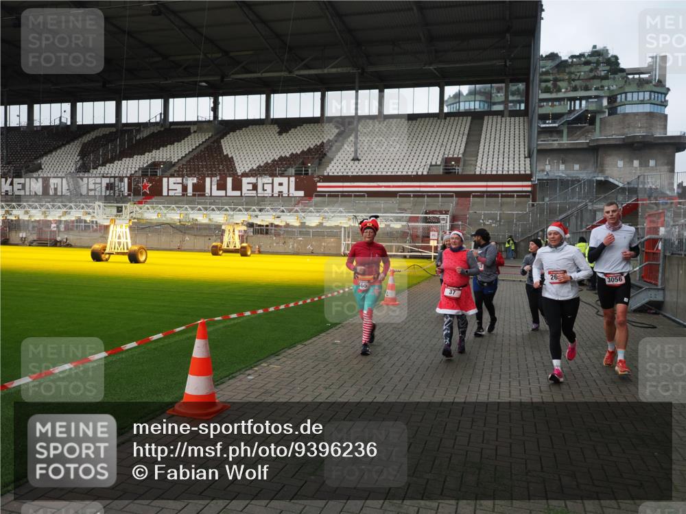 07.12.2025 - St. Pauli X-Mass-Run No. 15 Fabian Wolf http://msf.ph/oto/9396236 07.12.2025 10:36:50 Ziel 37, 511, 521, 665, 717, 833, 2615, 3056, 3263, 3382, 4597, 4690, 4691, 4693 meine-sportfotos.de