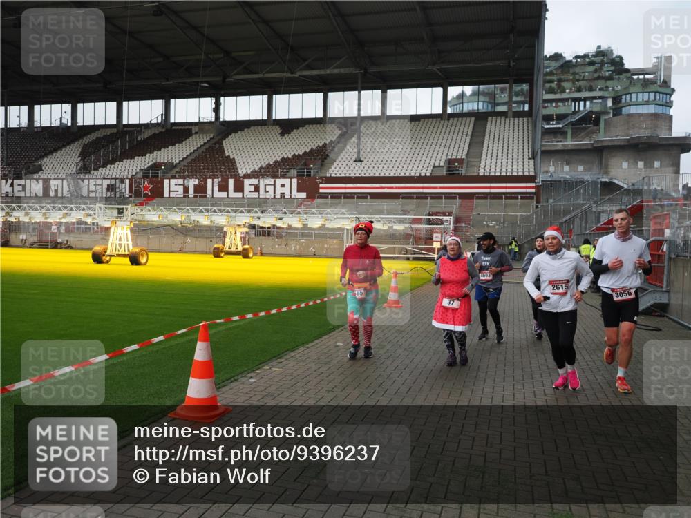 07.12.2025 - St. Pauli X-Mass-Run No. 15 Fabian Wolf http://msf.ph/oto/9396237 07.12.2025 10:36:50 Ziel 37, 511, 521, 665, 717, 833, 2615, 3056, 3263, 3382, 4597, 4690, 4691, 4693 meine-sportfotos.de