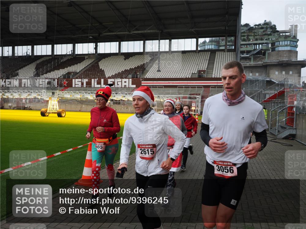 07.12.2025 - St. Pauli X-Mass-Run No. 15 Fabian Wolf http://msf.ph/oto/9396245 07.12.2025 10:36:52 Ziel 37, 511, 521, 665, 717, 833, 2615, 3056, 3263, 4690, 4691, 4693 meine-sportfotos.de