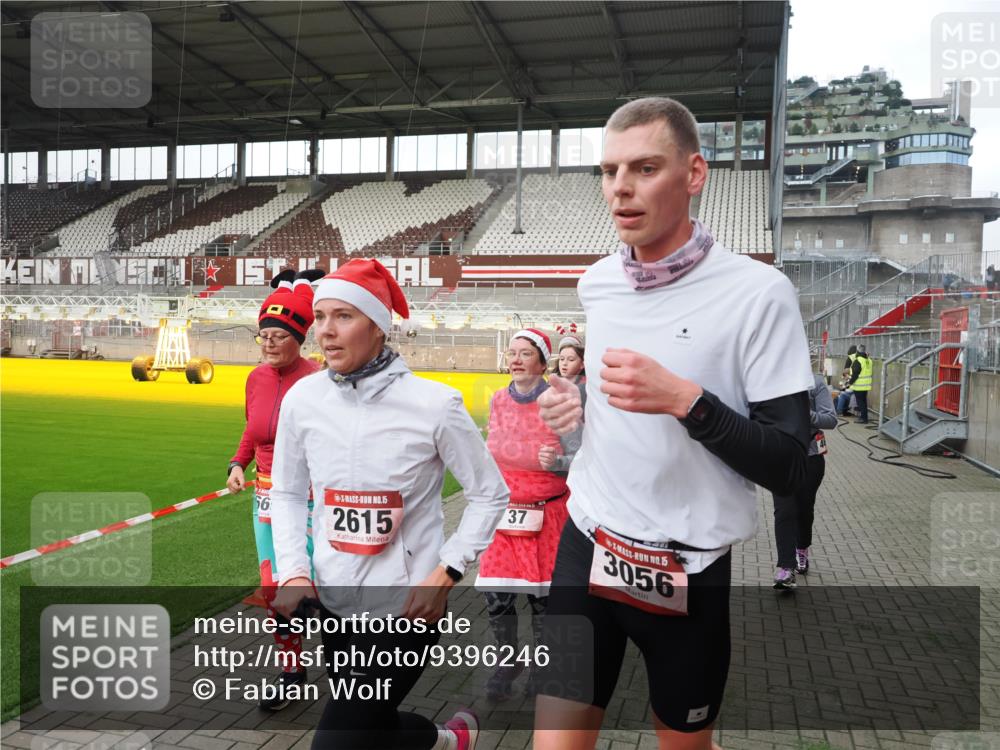 07.12.2025 - St. Pauli X-Mass-Run No. 15 Fabian Wolf http://msf.ph/oto/9396246 07.12.2025 10:36:52 Ziel 37, 511, 521, 665, 717, 833, 2615, 3056, 3263, 4690, 4691, 4693 meine-sportfotos.de
