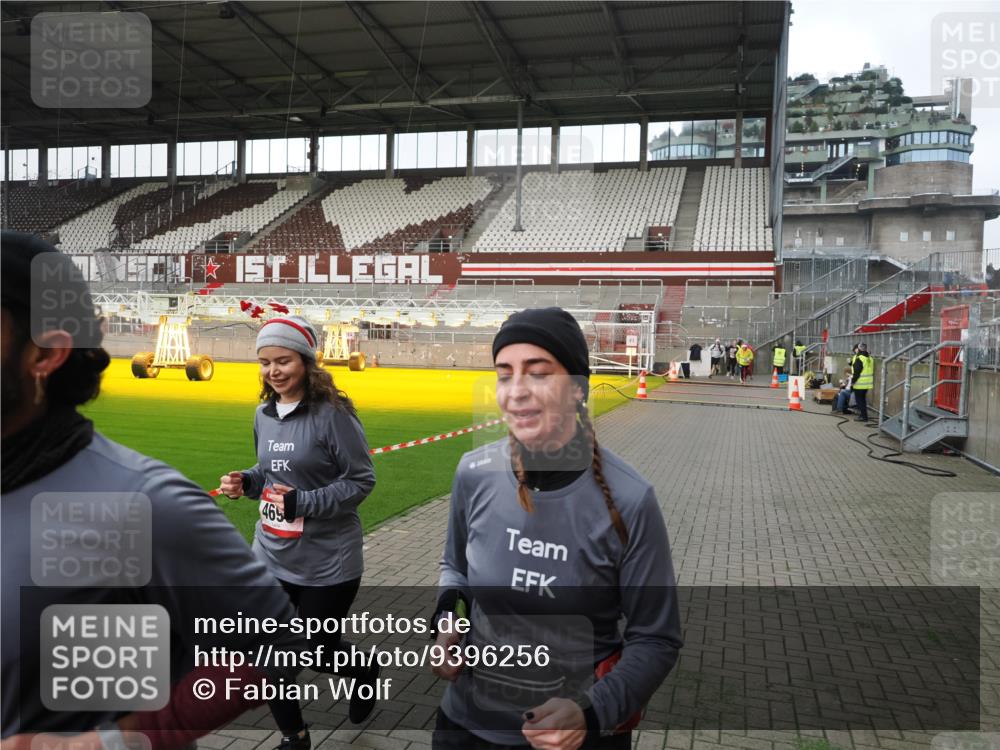 07.12.2025 - St. Pauli X-Mass-Run No. 15 Fabian Wolf http://msf.ph/oto/9396256 07.12.2025 10:36:54 Ziel 37, 511, 521, 665, 717, 833, 2615, 3056, 3263, 4690, 4691, 4693 meine-sportfotos.de