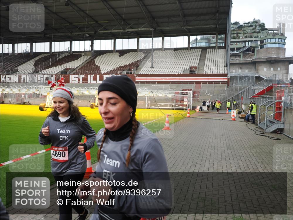 07.12.2025 - St. Pauli X-Mass-Run No. 15 Fabian Wolf http://msf.ph/oto/9396257 07.12.2025 10:36:54 Ziel 37, 511, 521, 665, 717, 833, 2615, 3056, 3263, 4690, 4691, 4693 meine-sportfotos.de