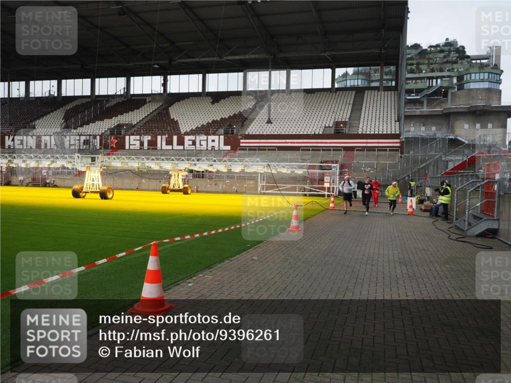07.12.2025 - St. Pauli X-Mass-Run No. 15 Fabian Wolf http://msf.ph/oto/9396261 07.12.2025 10:36:59 Ziel 37, 503, 665, 2349, 2351, 2615, 3056, 3090, 3263, 4690, 4691, 4693 meine-sportfotos.de