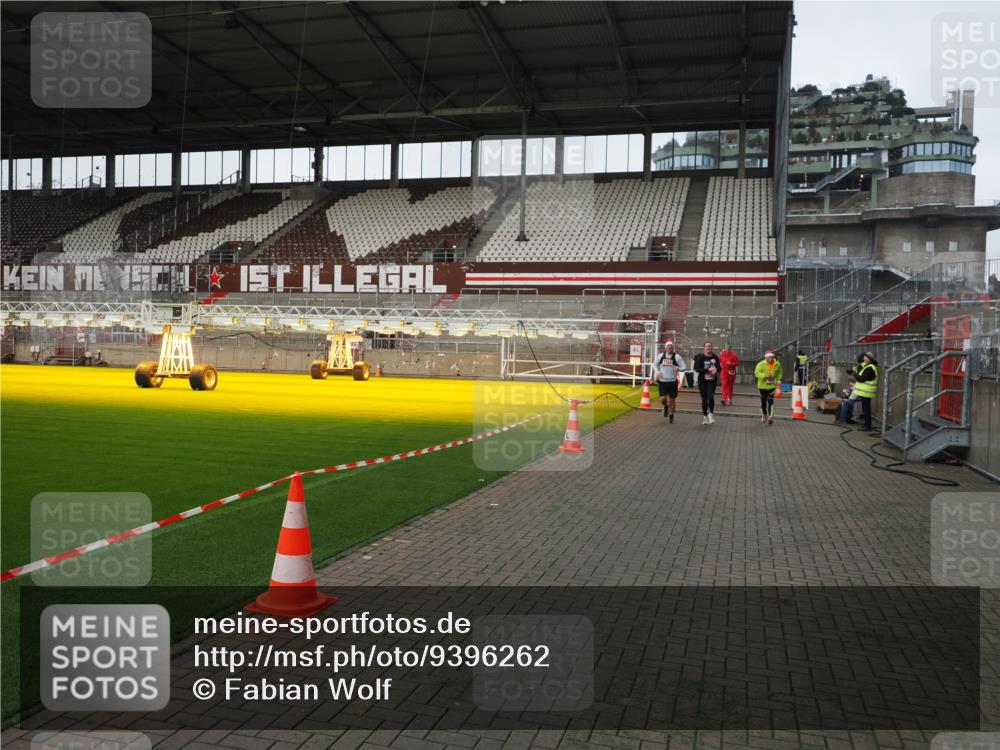 07.12.2025 - St. Pauli X-Mass-Run No. 15 Fabian Wolf http://msf.ph/oto/9396262 07.12.2025 10:36:59 Ziel 37, 503, 665, 2349, 2351, 2615, 3056, 3090, 3263, 4690, 4691, 4693 meine-sportfotos.de